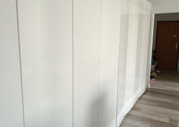 Areté real- ponúkame na prenájom pekný, moderný 2 izbový byt, priestranný s  loggiou. kompletne zariadený.