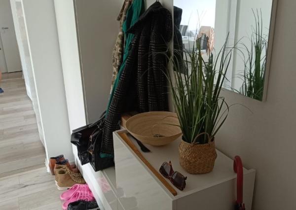 Areté real- ponúkame na prenájom pekný, moderný 2 izbový byt, priestranný s  loggiou. kompletne zariadený.