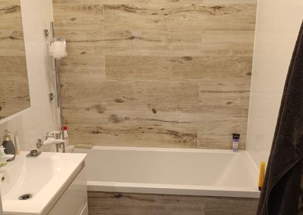 Areté real- ponúkame na prenájom pekný, moderný 2 izbový byt, priestranný s  loggiou. kompletne zariadený.