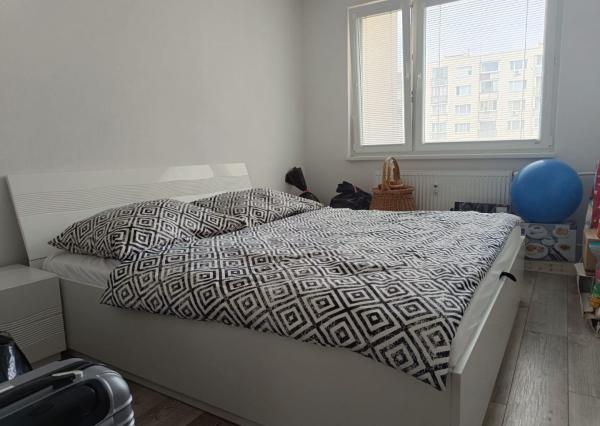 Areté real- ponúkame na prenájom pekný, moderný 2 izbový byt, priestranný s  loggiou. kompletne zariadený.