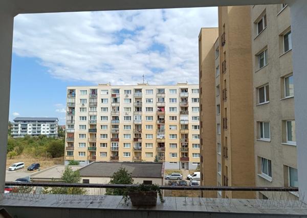 Areté real- ponúkame na prenájom pekný, moderný 2 izbový byt, priestranný s  loggiou. kompletne zariadený.