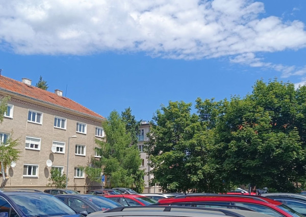 ARETÉ REAL - REZERVOVANÉ! PREDAJ ZAUJÍMAVÉHO 2-IZ.BYTU V CENTRE MESTA PEZINKA, TEHLOVÝ,PIVNICA