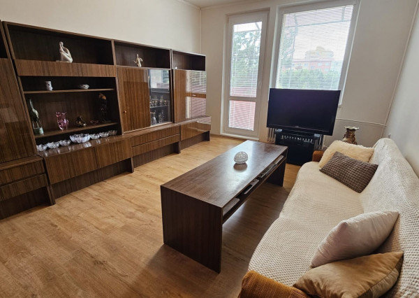 PREDAJ SLNEČNÉHO 2 IZB.BYTU S BALKÓNOM, MUROVANOU PIVNICOU,MIESTO PLNÉ ZELENE V PEZINKU,SÍDLISKO JUH