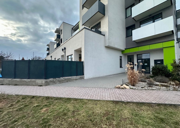 ARETÉ REAL - PREDAJ 3-IZBOVÉHO BYTU S TERASOU. ZÁHRADKOU A PARKOVACÍM STÁTÍM V NOVOSTAVBE SEVERKA, PEZINOK, SUVOROVOVA