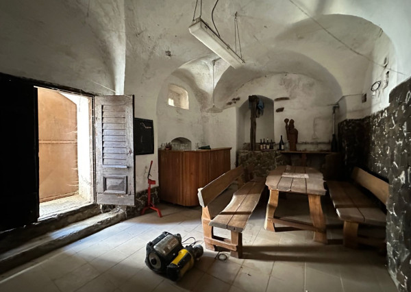 ARETÉ REAL – PREDAJ STAVEBNÉHO POZEMKU S VINOHRADNÍCKYM  DOMOM A NEBYTOVOU BUDOVOU V CENTRE MODRY, ŠTÚROVA