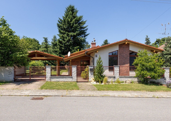 ARETÉ REAL – PREDAJ 4 -IZBOVÉHO RODINNÉHO DOMU S MNOHÝM PRÍSLUŠENSTVOM, BUDMERICE, PODHÁJSKA