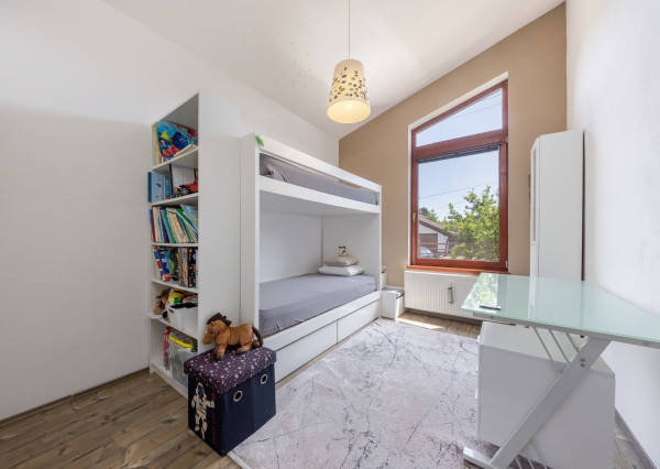 ARETÉ REAL – PREDAJ 4 -IZBOVÉHO RODINNÉHO DOMU S MNOHÝM PRÍSLUŠENSTVOM, BUDMERICE, PODHÁJSKA