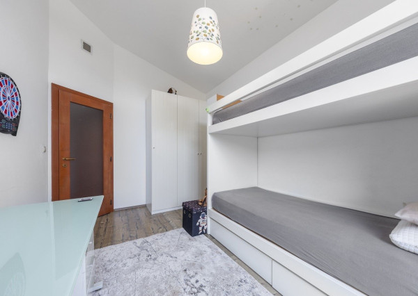 ARETÉ REAL – PREDAJ 4 -IZBOVÉHO RODINNÉHO DOMU S MNOHÝM PRÍSLUŠENSTVOM, BUDMERICE, PODHÁJSKA