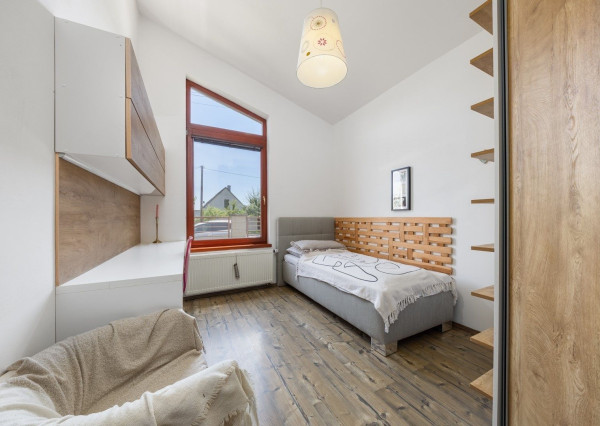 ARETÉ REAL – PREDAJ 4 -IZBOVÉHO RODINNÉHO DOMU S MNOHÝM PRÍSLUŠENSTVOM, BUDMERICE, PODHÁJSKA