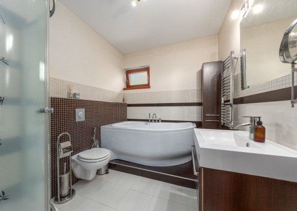 ARETÉ REAL – PREDAJ 4 -IZBOVÉHO RODINNÉHO DOMU S MNOHÝM PRÍSLUŠENSTVOM, BUDMERICE, PODHÁJSKA