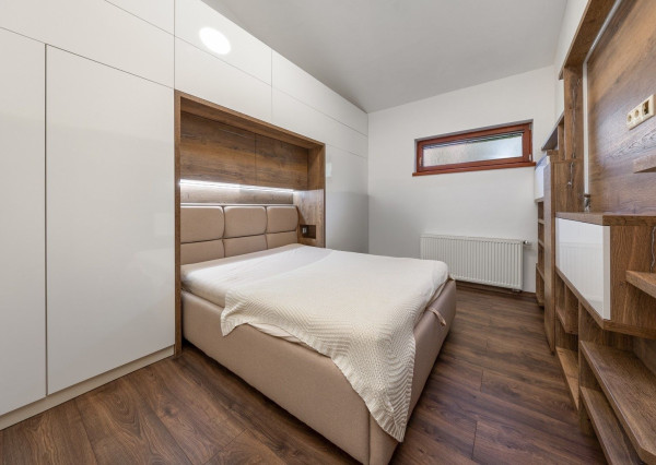 ARETÉ REAL – PREDAJ 4 -IZBOVÉHO RODINNÉHO DOMU S MNOHÝM PRÍSLUŠENSTVOM, BUDMERICE, PODHÁJSKA