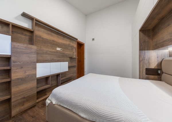 ARETÉ REAL – PREDAJ 4 -IZBOVÉHO RODINNÉHO DOMU S MNOHÝM PRÍSLUŠENSTVOM, BUDMERICE, PODHÁJSKA