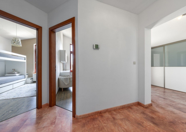 ARETÉ REAL – PREDAJ 4 -IZBOVÉHO RODINNÉHO DOMU S MNOHÝM PRÍSLUŠENSTVOM, BUDMERICE, PODHÁJSKA