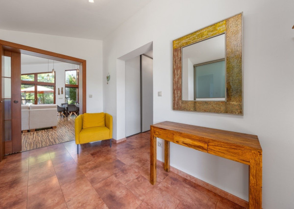 ARETÉ REAL – PREDAJ 4 -IZBOVÉHO RODINNÉHO DOMU S MNOHÝM PRÍSLUŠENSTVOM, BUDMERICE, PODHÁJSKA