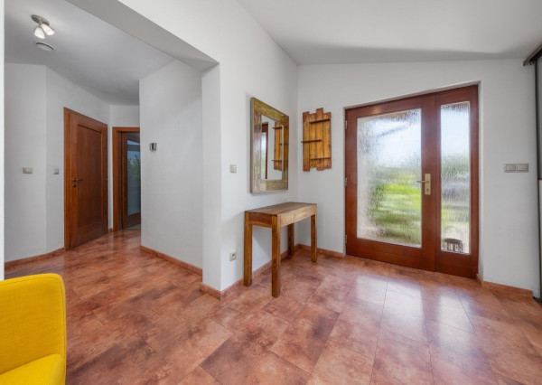 ARETÉ REAL – PREDAJ 4 -IZBOVÉHO RODINNÉHO DOMU S MNOHÝM PRÍSLUŠENSTVOM, BUDMERICE, PODHÁJSKA