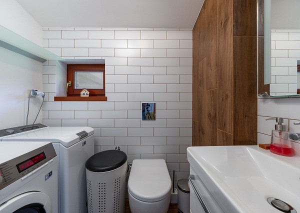 ARETÉ REAL – PREDAJ 4 -IZBOVÉHO RODINNÉHO DOMU S MNOHÝM PRÍSLUŠENSTVOM, BUDMERICE, PODHÁJSKA