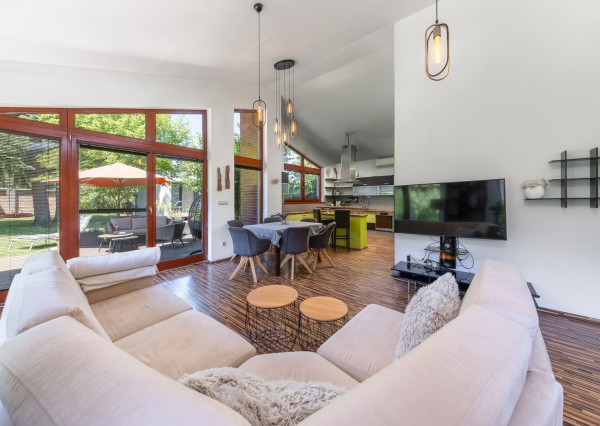 ARETÉ REAL – PREDAJ 4 -IZBOVÉHO RODINNÉHO DOMU S MNOHÝM PRÍSLUŠENSTVOM, BUDMERICE, PODHÁJSKA