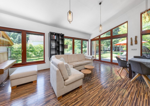 ARETÉ REAL – PREDAJ 4 -IZBOVÉHO RODINNÉHO DOMU S MNOHÝM PRÍSLUŠENSTVOM, BUDMERICE, PODHÁJSKA