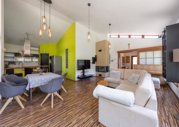 ARETÉ REAL – PREDAJ 4 -IZBOVÉHO RODINNÉHO DOMU S MNOHÝM PRÍSLUŠENSTVOM, BUDMERICE, PODHÁJSKA