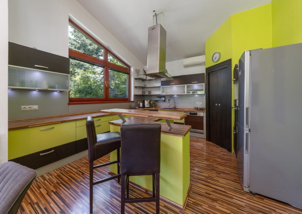 ARETÉ REAL – PREDAJ 4 -IZBOVÉHO RODINNÉHO DOMU S MNOHÝM PRÍSLUŠENSTVOM, BUDMERICE, PODHÁJSKA