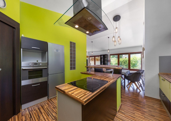 ARETÉ REAL – PREDAJ 4 -IZBOVÉHO RODINNÉHO DOMU S MNOHÝM PRÍSLUŠENSTVOM, BUDMERICE, PODHÁJSKA