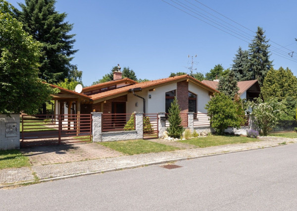 ARETÉ REAL – PREDAJ 4 -IZBOVÉHO RODINNÉHO DOMU S MNOHÝM PRÍSLUŠENSTVOM, BUDMERICE, PODHÁJSKA