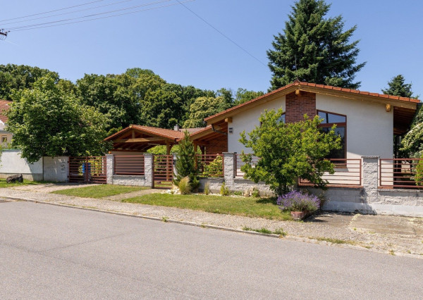 ARETÉ REAL – PREDAJ 4 -IZBOVÉHO RODINNÉHO DOMU S MNOHÝM PRÍSLUŠENSTVOM, BUDMERICE, PODHÁJSKA