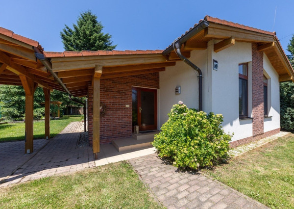 ARETÉ REAL – PREDAJ 4 -IZBOVÉHO RODINNÉHO DOMU S MNOHÝM PRÍSLUŠENSTVOM, BUDMERICE, PODHÁJSKA