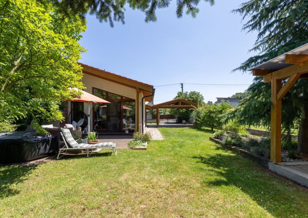 ARETÉ REAL – PREDAJ 4 -IZBOVÉHO RODINNÉHO DOMU S MNOHÝM PRÍSLUŠENSTVOM, BUDMERICE, PODHÁJSKA