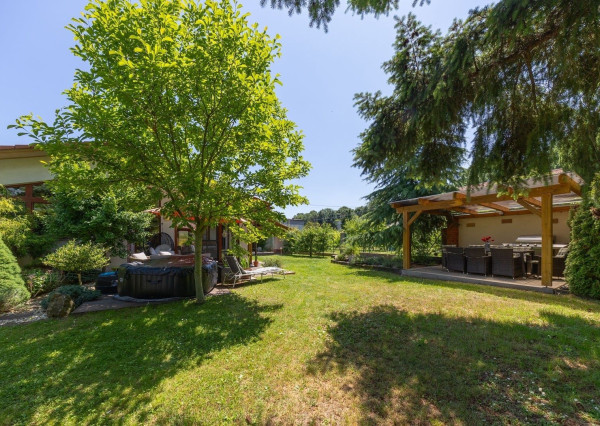 ARETÉ REAL – PREDAJ 4 -IZBOVÉHO RODINNÉHO DOMU S MNOHÝM PRÍSLUŠENSTVOM, BUDMERICE, PODHÁJSKA