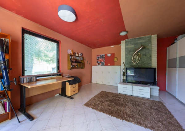 ARETÉ REAL – PREDAJ 4 -IZBOVÉHO RODINNÉHO DOMU S MNOHÝM PRÍSLUŠENSTVOM, BUDMERICE, PODHÁJSKA