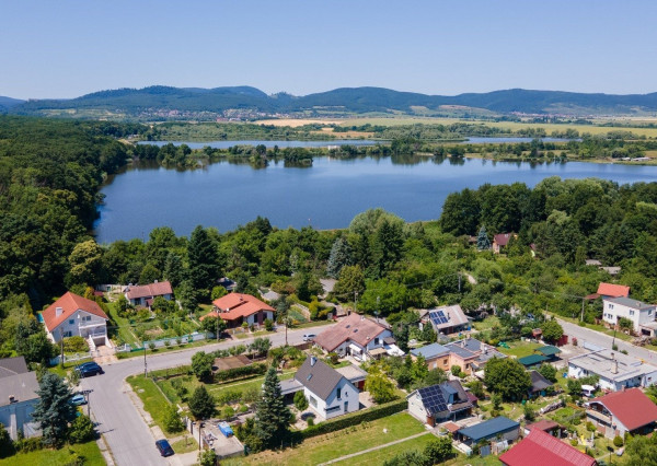 ARETÉ REAL – PREDAJ 4 -IZBOVÉHO RODINNÉHO DOMU S MNOHÝM PRÍSLUŠENSTVOM, BUDMERICE, PODHÁJSKA