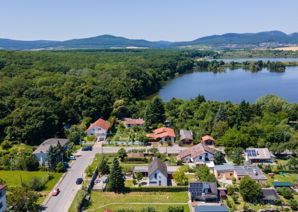 ARETÉ REAL – PREDAJ 4 -IZBOVÉHO RODINNÉHO DOMU S MNOHÝM PRÍSLUŠENSTVOM, BUDMERICE, PODHÁJSKA