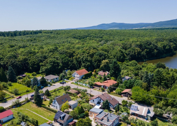 ARETÉ REAL – PREDAJ 4 -IZBOVÉHO RODINNÉHO DOMU S MNOHÝM PRÍSLUŠENSTVOM, BUDMERICE, PODHÁJSKA