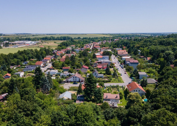 ARETÉ REAL – PREDAJ 4 -IZBOVÉHO RODINNÉHO DOMU S MNOHÝM PRÍSLUŠENSTVOM, BUDMERICE, PODHÁJSKA