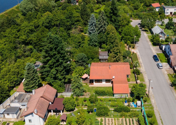 ARETÉ REAL – PREDAJ 4 -IZBOVÉHO RODINNÉHO DOMU S MNOHÝM PRÍSLUŠENSTVOM, BUDMERICE, PODHÁJSKA