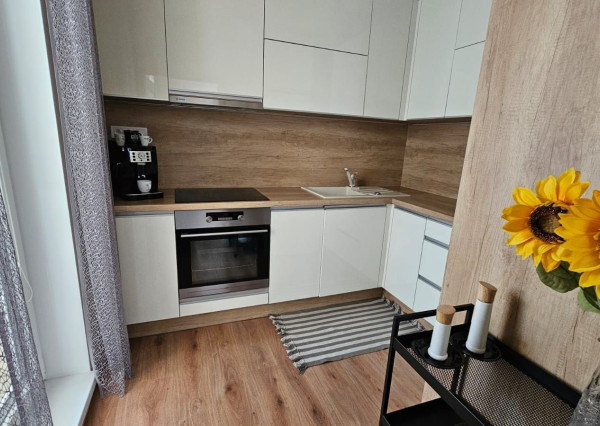 Areté real - Predaj veľmi pekného, priestranného 2-izbového tehlového bytu so zaskleným balkónom s pekným výhľadom v novostavbe na ul. Muškátová v Pezinku