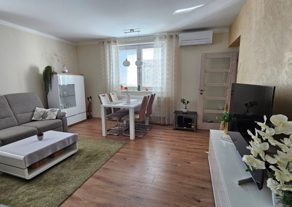 Areté real - Predaj veľmi pekného, priestranného 2-izbového tehlového bytu so zaskleným balkónom s pekným výhľadom v novostavbe na ul. Muškátová v Pezinku