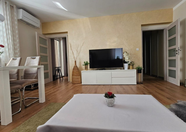 Areté real - Predaj veľmi pekného, priestranného 2-izbového tehlového bytu so zaskleným balkónom s pekným výhľadom v novostavbe na ul. Muškátová v Pezinku