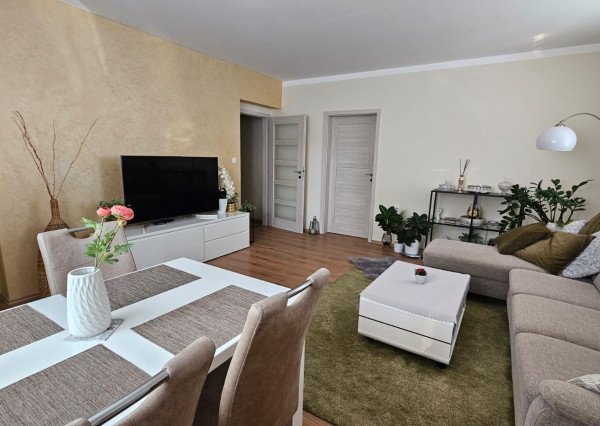 Areté real - Predaj veľmi pekného, priestranného 2-izbového tehlového bytu so zaskleným balkónom s pekným výhľadom v novostavbe na ul. Muškátová v Pezinku