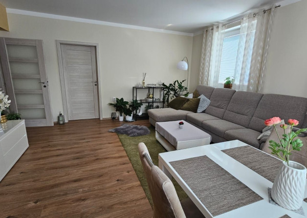 Areté real - Predaj veľmi pekného, priestranného 2-izbového tehlového bytu so zaskleným balkónom s pekným výhľadom v novostavbe na ul. Muškátová v Pezinku