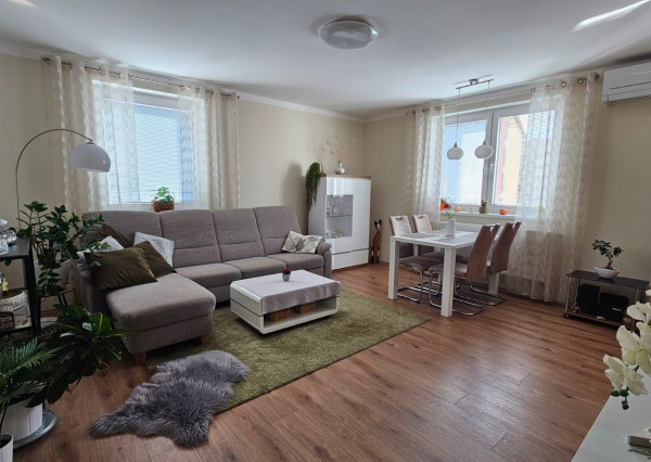 Areté real - Predaj veľmi pekného, priestranného 2-izbového tehlového bytu so zaskleným balkónom s pekným výhľadom v novostavbe na ul. Muškátová v Pezinku