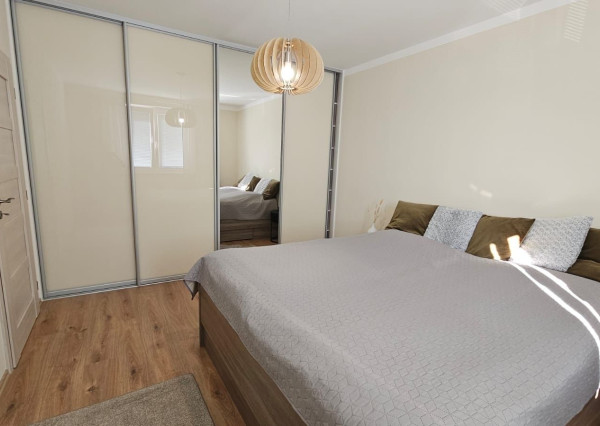 Areté real - Predaj veľmi pekného, priestranného 2-izbového tehlového bytu so zaskleným balkónom s pekným výhľadom v novostavbe na ul. Muškátová v Pezinku