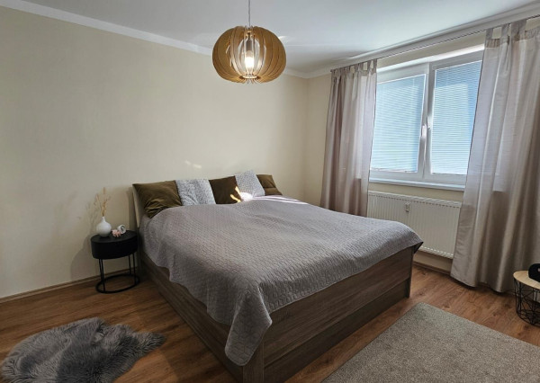 Areté real - Predaj veľmi pekného, priestranného 2-izbového tehlového bytu so zaskleným balkónom s pekným výhľadom v novostavbe na ul. Muškátová v Pezinku