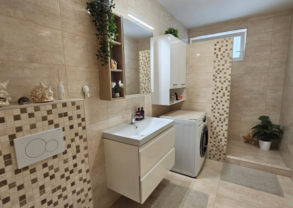 Areté real - Predaj veľmi pekného, priestranného 2-izbového tehlového bytu so zaskleným balkónom s pekným výhľadom v novostavbe na ul. Muškátová v Pezinku