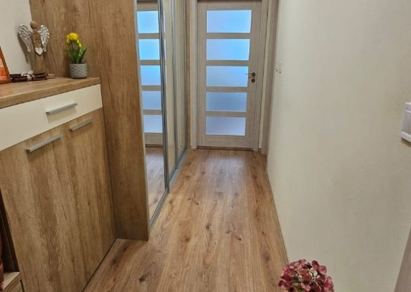 Areté real - Predaj veľmi pekného, priestranného 2-izbového tehlového bytu so zaskleným balkónom s pekným výhľadom v novostavbe na ul. Muškátová v Pezinku