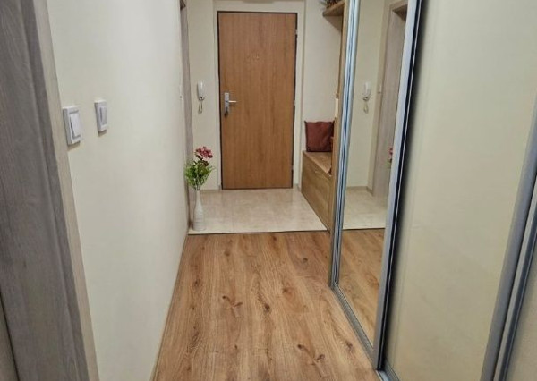 Areté real - Predaj veľmi pekného, priestranného 2-izbového tehlového bytu so zaskleným balkónom s pekným výhľadom v novostavbe na ul. Muškátová v Pezinku