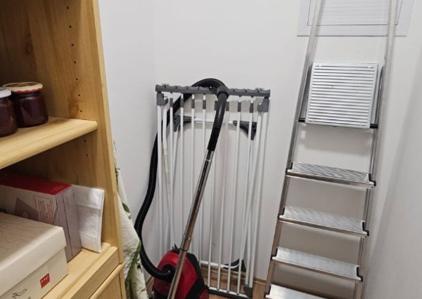 Areté real - Predaj veľmi pekného, priestranného 2-izbového tehlového bytu so zaskleným balkónom s pekným výhľadom v novostavbe na ul. Muškátová v Pezinku