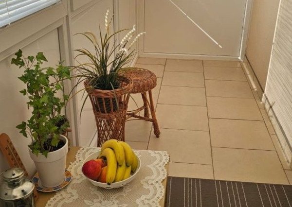 Areté real - Predaj veľmi pekného, priestranného 2-izbového tehlového bytu so zaskleným balkónom s pekným výhľadom v novostavbe na ul. Muškátová v Pezinku