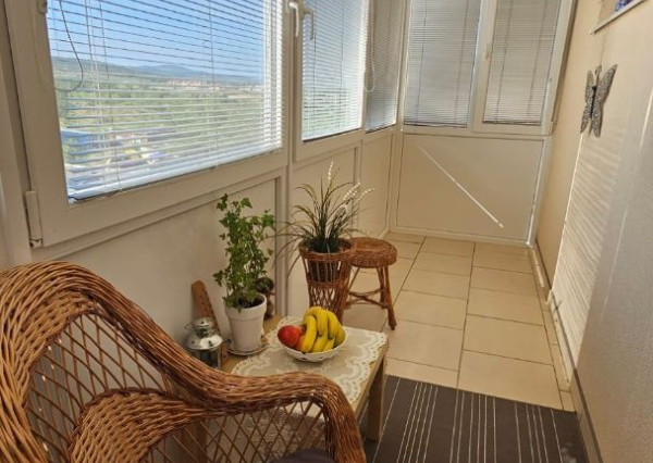 Areté real - Predaj veľmi pekného, priestranného 2-izbového tehlového bytu so zaskleným balkónom s pekným výhľadom v novostavbe na ul. Muškátová v Pezinku